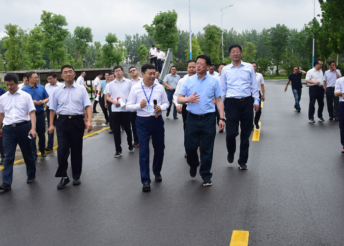 6月29日，副省長、市委書記楊光榮帶隊(duì)，深入晶宮綠建集團(tuán)裝配式建筑產(chǎn)業(yè)基地，實(shí)地觀摩產(chǎn)業(yè)項(xiàng)目建設(shè)情況，推動(dòng)全市在比學(xué)趕超中掀起產(chǎn)業(yè)項(xiàng)目建設(shè)新熱潮。.jpg